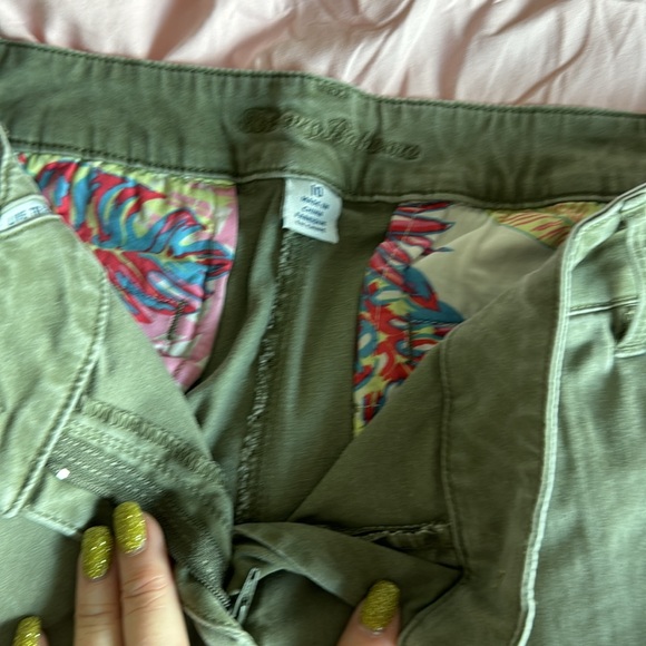 Tommy Bahama women’s Bermuda walking shorts size 10. Olive - Picture 2 of 5